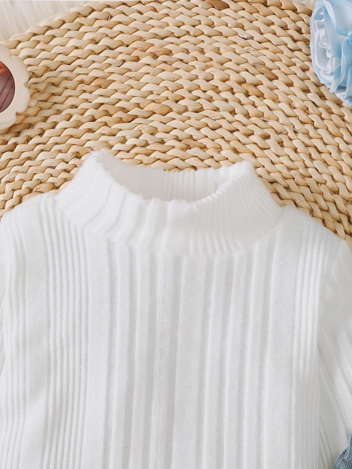 Schattige Baby Outfit: Witte Lange Mouwen Top met Blauwe Overalls en Strik