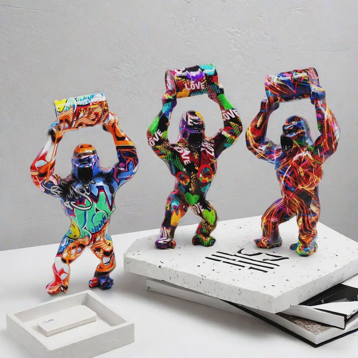 Creatieve Gorilla Beeldje met Graffitikunst - Unieke Woondecoratie
