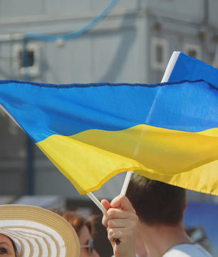 Ukraine Wapperende Handvlag 14x21cm met Witte Stok - Feestdecoratie & Evenementen