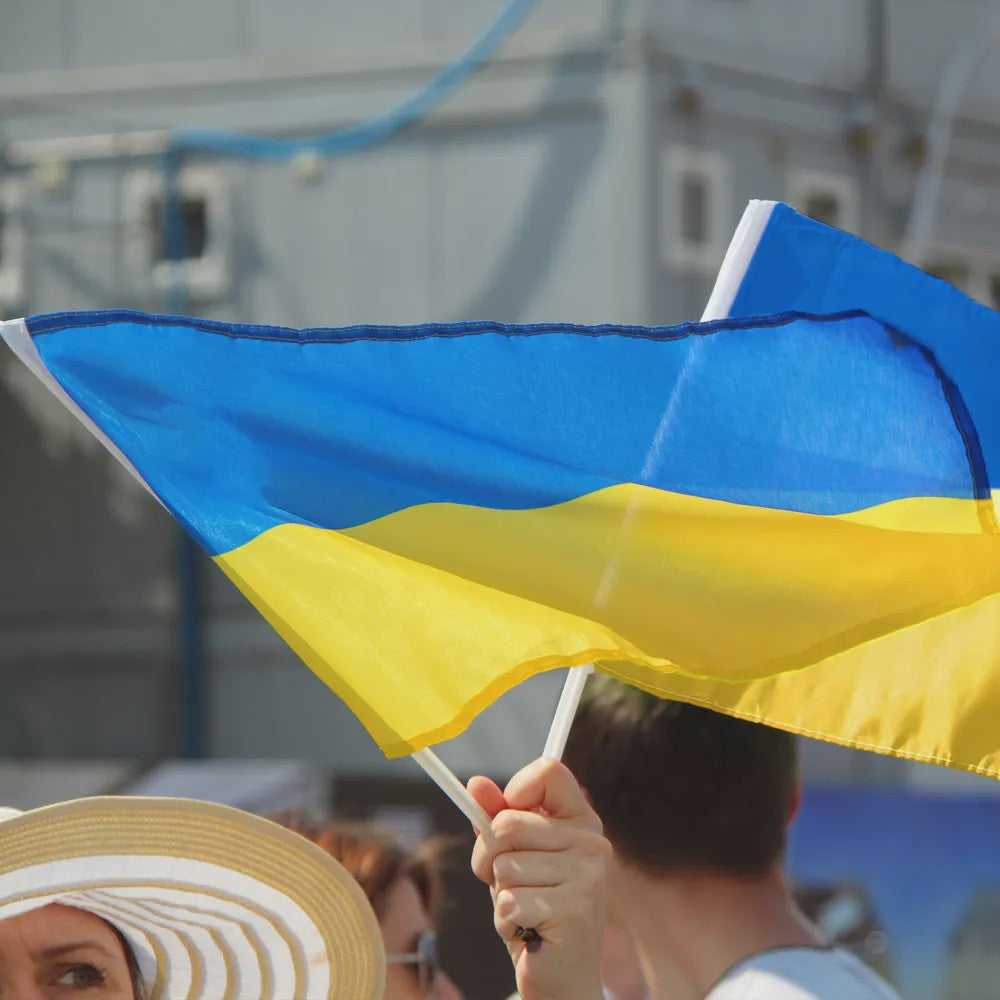 Ukraine Wapperende Handvlag 14x21cm met Witte Stok - Feestdecoratie & Evenementen