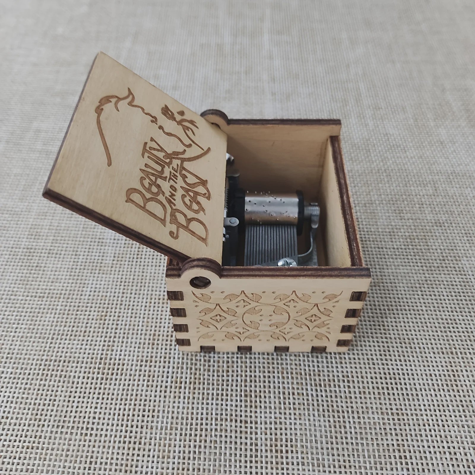 Houten Muziekdoos met Antiek Carved Design - Hand Cranked Melodie voor Cadeau & Decoratie