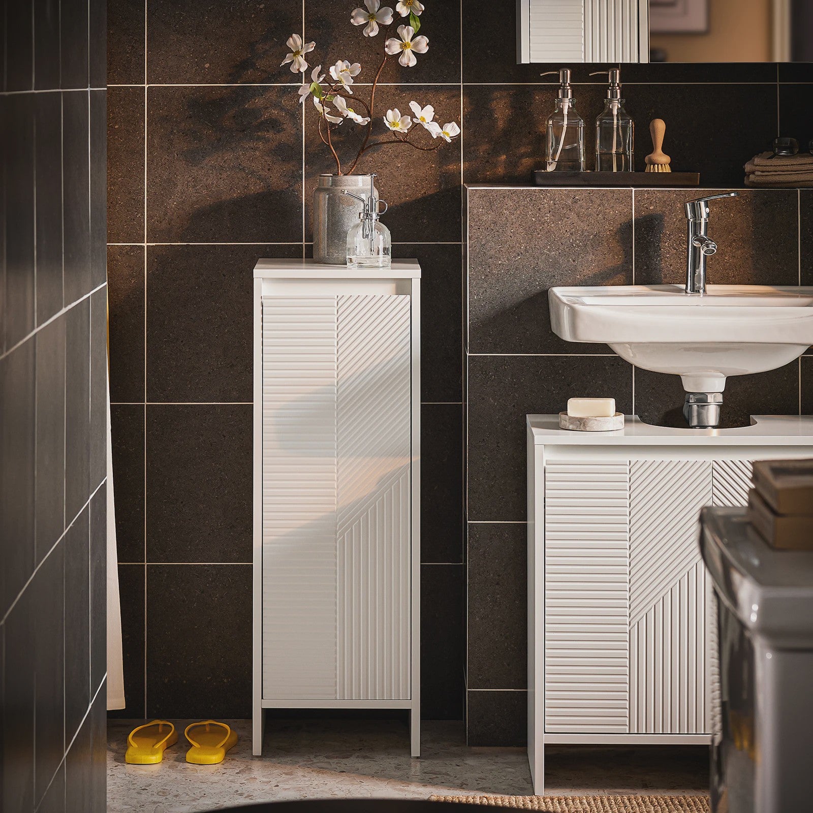 SoBuy Witte Wasgoedkast met Uitklapbare Waszak - Stijlvolle Badkamer Opberger