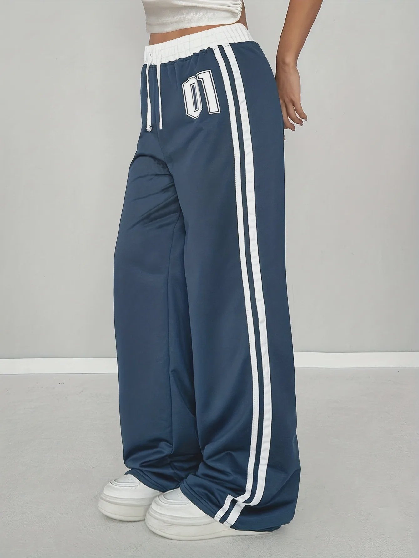Meisjes Sportbroek met Wijde Pijpen, Trekkoord en '01' Print - Trendy Casual