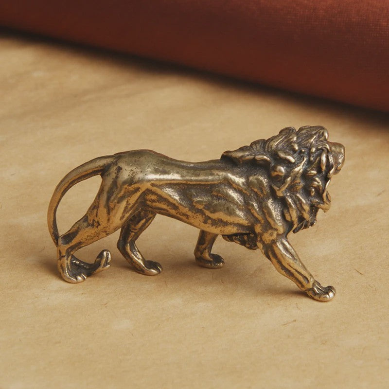 Majestueuze Miniatuur Leeuwenkoning - Vintage Koperen Beeldje voor Bureau & Huisdecoratie