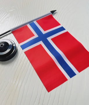 Noorse Bureauvlag 14x21cm - Polyester Vlag van Noorwegen met Standaard