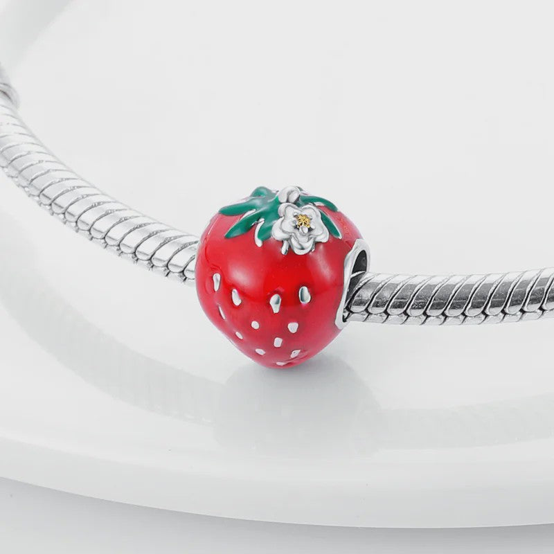 Zilverkleurige Fruit Bedels: Aardbei & Kers - Perfect voor DIY Armbanden