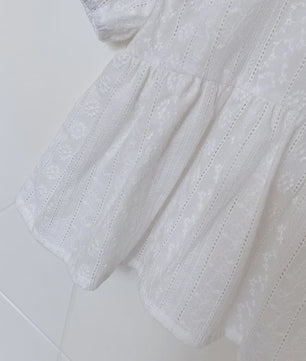 Zomerse Babydoll Blouse voor Meisjes met Broderie en Pufmouwen - Schattig en Casual