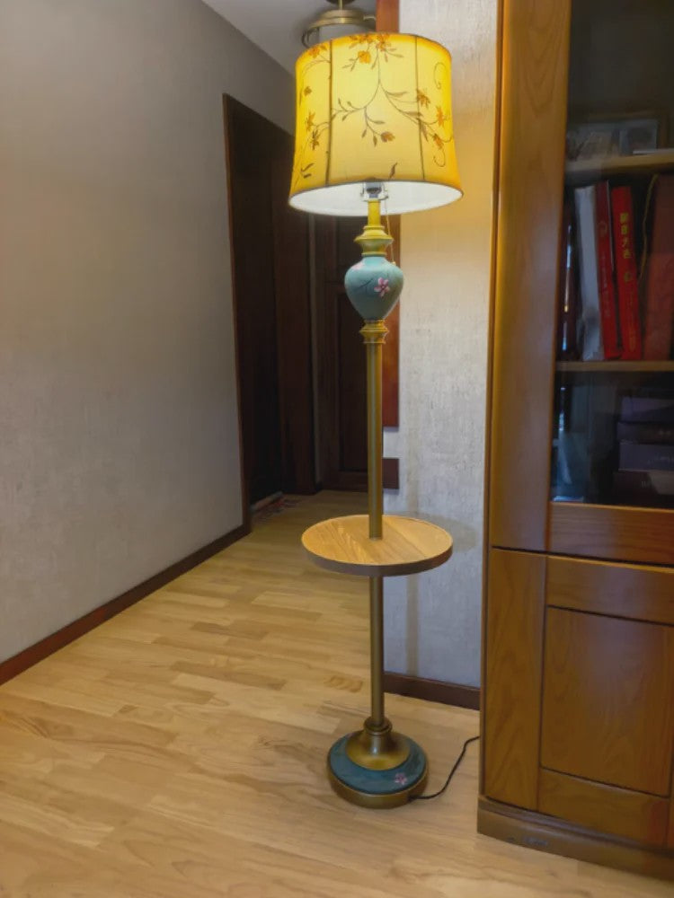 Luxe Retro Vloerlamp met Stoffen Kap en Handig Bijzettafeltje