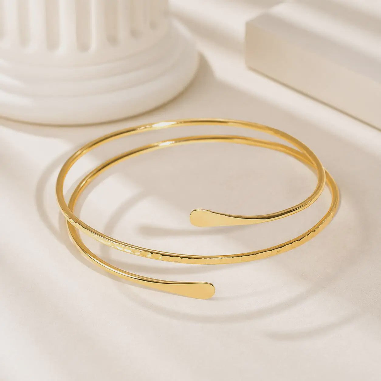 Minimalistische Goudkleurige Bovenarm Armband - Verstelbaar & Statement Juweel voor Dames