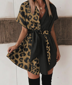 Dames Jurk met Leopard Print en Asymmetrische Kraag - Contrast Design