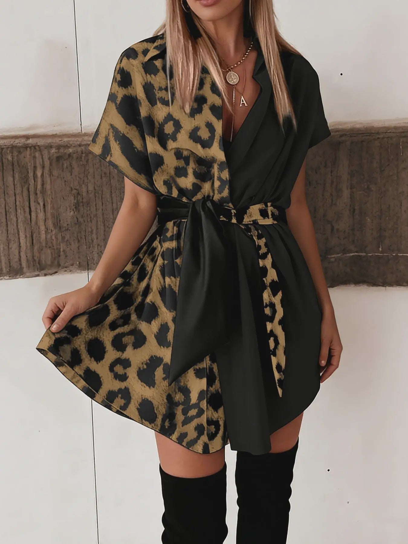 Dames Jurk met Leopard Print en Asymmetrische Kraag - Contrast Design