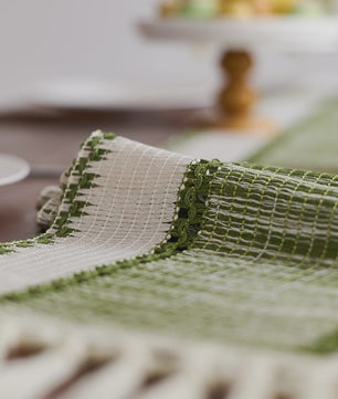 Groene Boho Tafel Runner met Franjes - Handgeweven - Rustiek Lente Decoratie