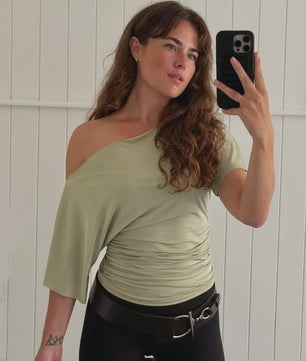 Zomerse One Shoulder Top met Korte Mouwen - Stijlvol en Sexy