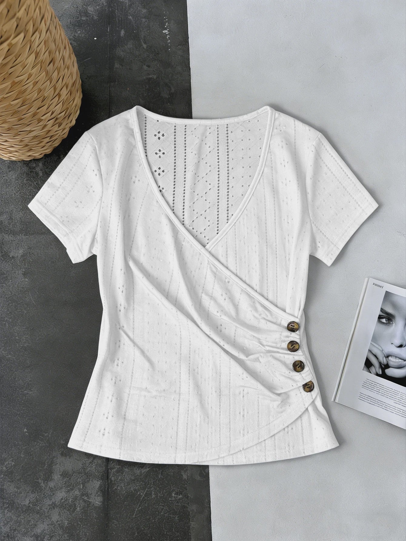 Dameswikkel T-shirt met korte mouwen en knoopdetails
