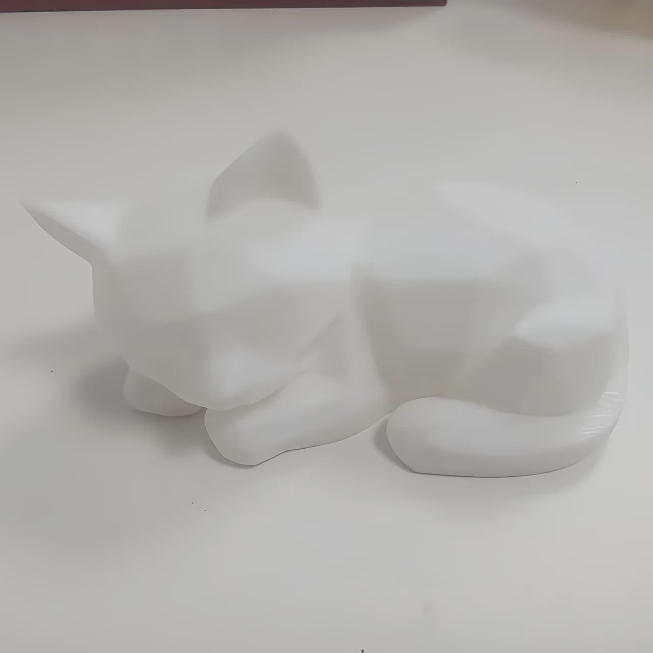 Abstract Geometrisch Slapend Kat Ornament - Modern Minimalistisch Plastic Figuur voor Huis & Kantoor
