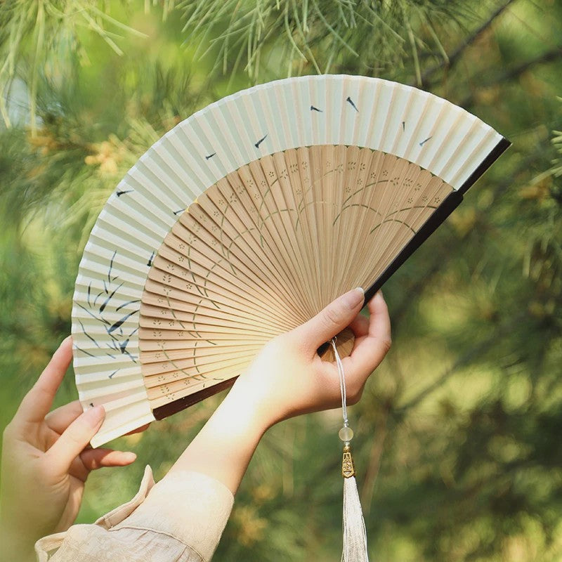 Elegante Chinese Stijl Vouwbare Handwaaier met Kwastje - Perfect voor Dans, Decoratie of Cadeau