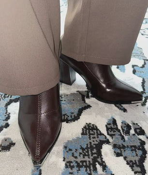 Chique Zwarte Enkellaarsjes met Hoge Hak en Puntige Neus - Frans Retro Design
