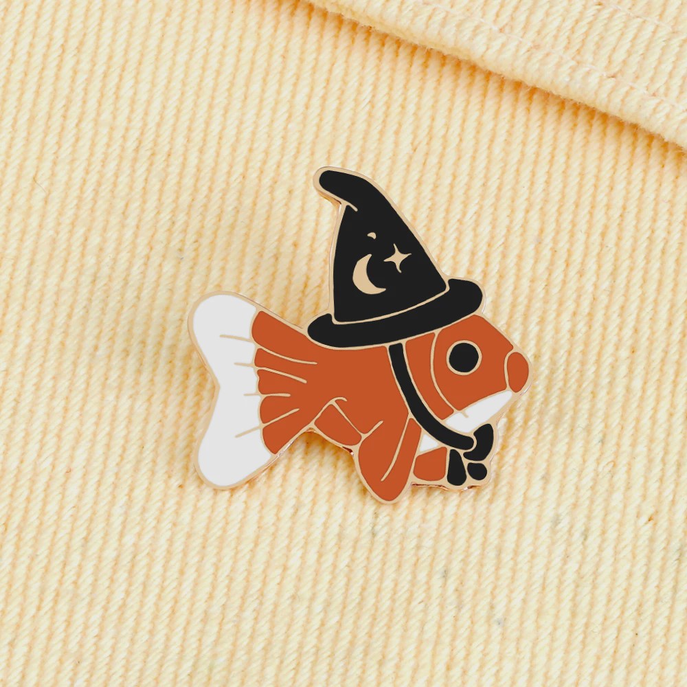 Grappige Vis Broche met Tovenaarshoed - Emaille Speld voor Dames, Heren & Kinderen