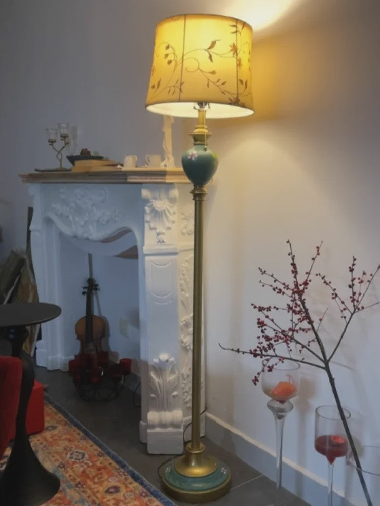 Luxe Retro Vloerlamp met Stoffen Kap en Handig Bijzettafeltje