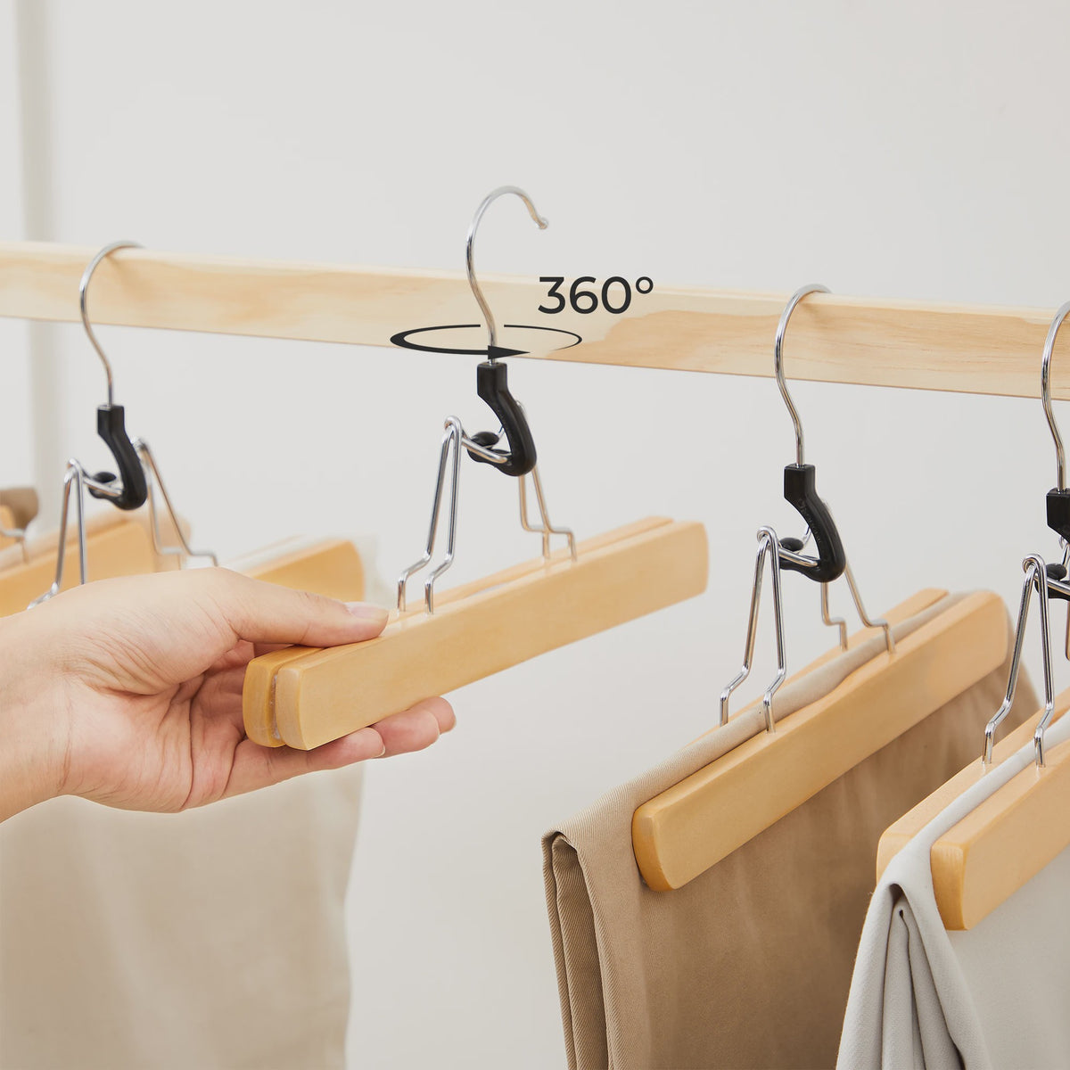 Set van 12 Houten Broekhangers met Anti-slip Grip en 360° Draaibare Chroom Haak