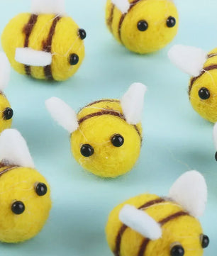 Set van 10 Kawaii Vilten Bijen - Decoratie & DIY Accessoires