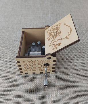 Houten Muziekdoos met Antiek Carved Design - Hand Cranked Melodie voor Cadeau & Decoratie