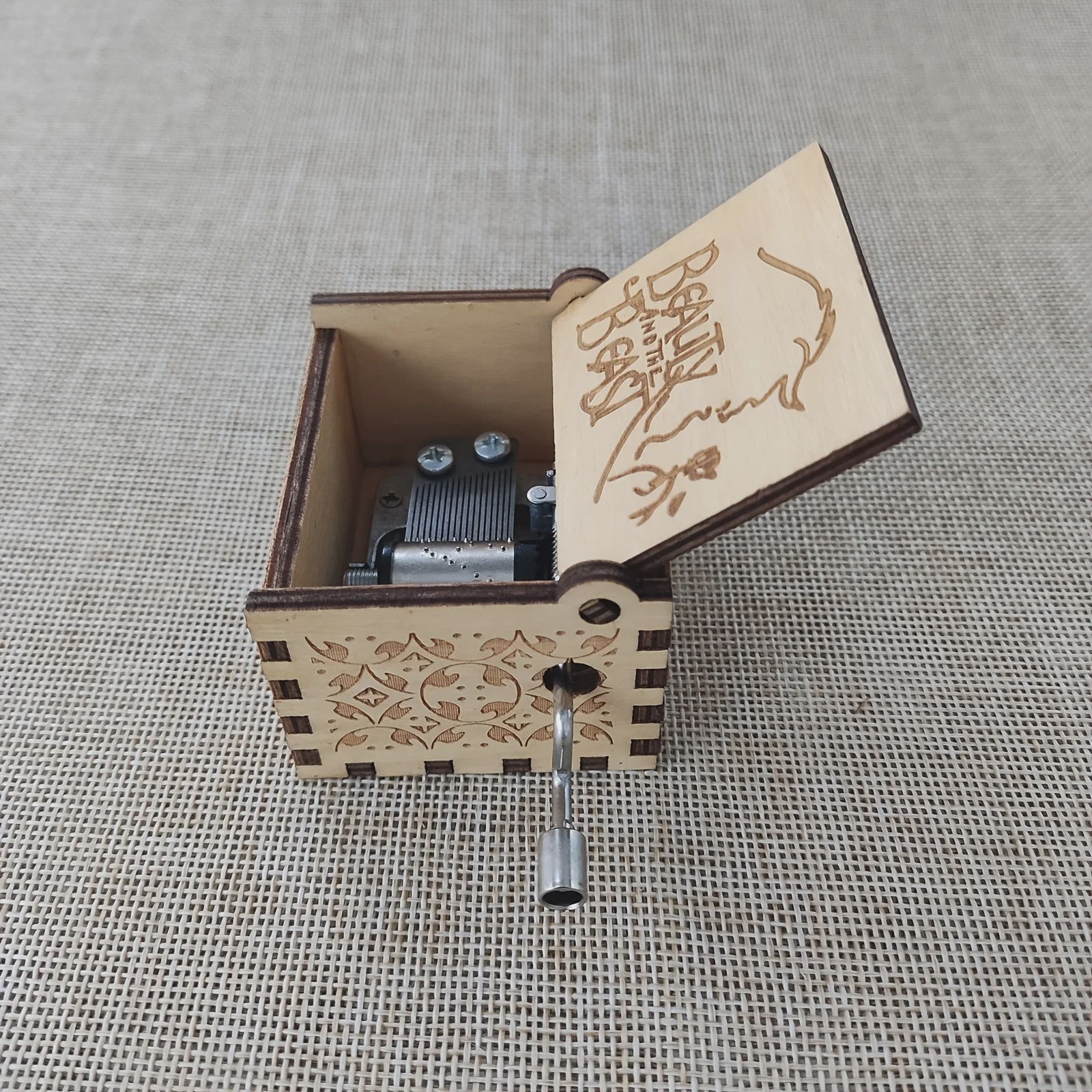 Houten Muziekdoos met Antiek Carved Design - Hand Cranked Melodie voor Cadeau & Decoratie