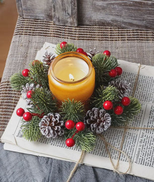 Kerstkrans met Kunstbessen, Dennenappels en Kaarsenring - Sfeervolle Tafeldecoratie voor Kerst