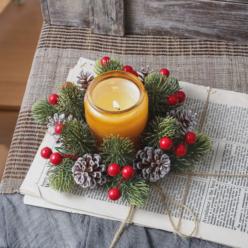 Kerstkrans met Kunstbessen, Dennenappels en Kaarsenring - Sfeervolle Tafeldecoratie voor Kerst