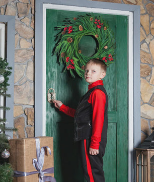 Handgemaakte Kerstkrans met Cipres, Rode Bessen & Denneappels - Voordeur Decoratie