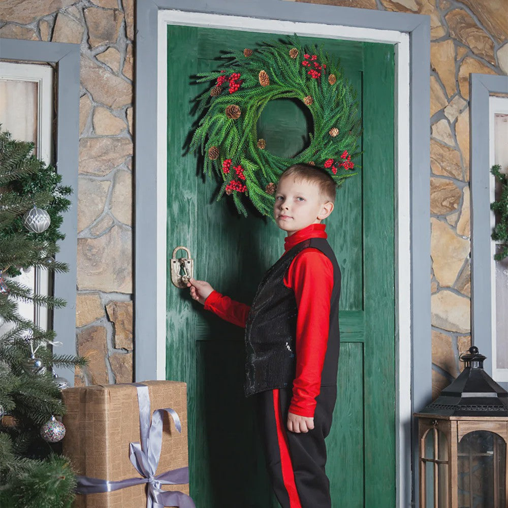 Handgemaakte Kerstkrans met Cipres, Rode Bessen & Denneappels - Voordeur Decoratie