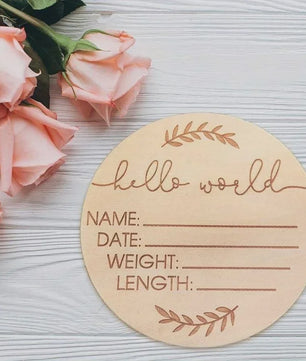 Houten Geboorte Aankondiging Bordje 'Hello World' - Fotoprop & Kraamcadeau