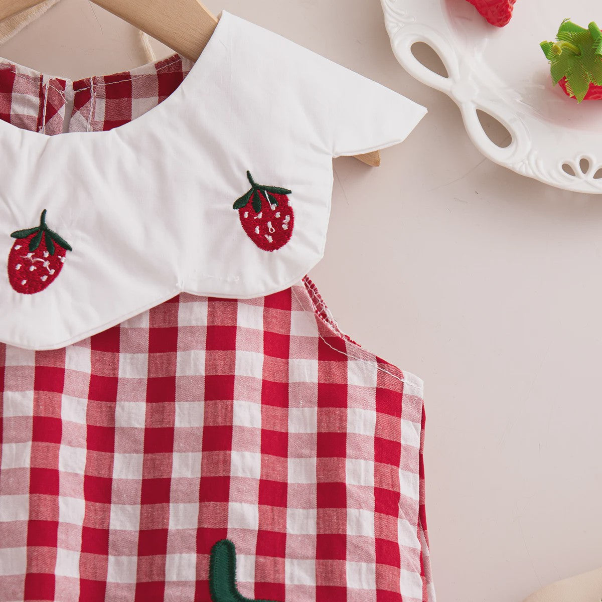 Zomerjurk Baby Meisje Rood Wit Geruit met Aardbeien - Casual en Schattig