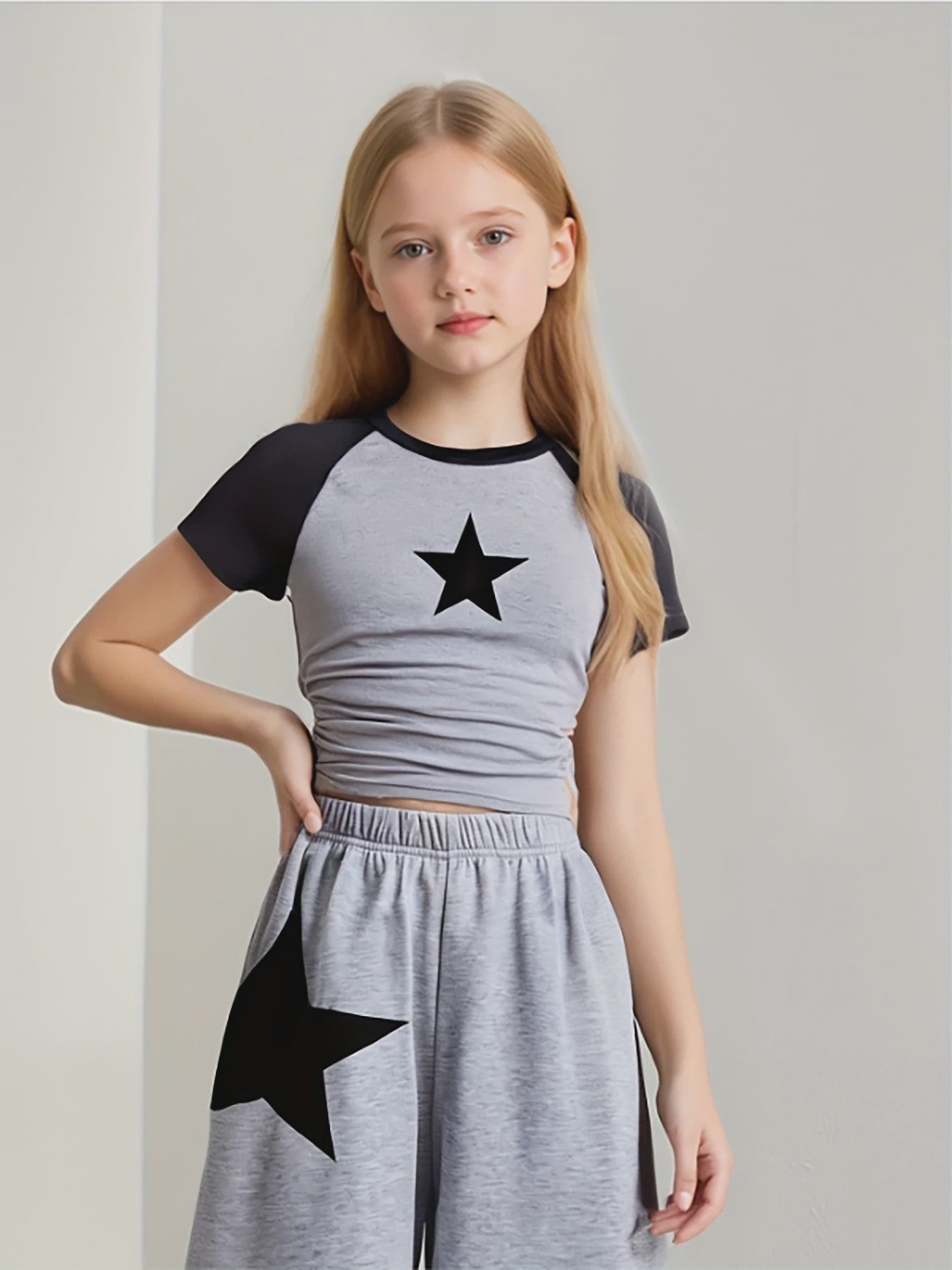 Set Meisjes: Trendy Grijs Trainingspak met Sterrenprint - T-shirt & Wijde Broek