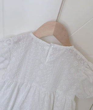 Zomerse Babydoll Blouse voor Meisjes met Broderie en Pufmouwen - Schattig en Casual
