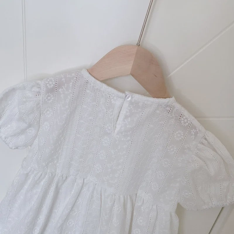 Zomerse Babydoll Blouse voor Meisjes met Broderie en Pufmouwen - Schattig en Casual