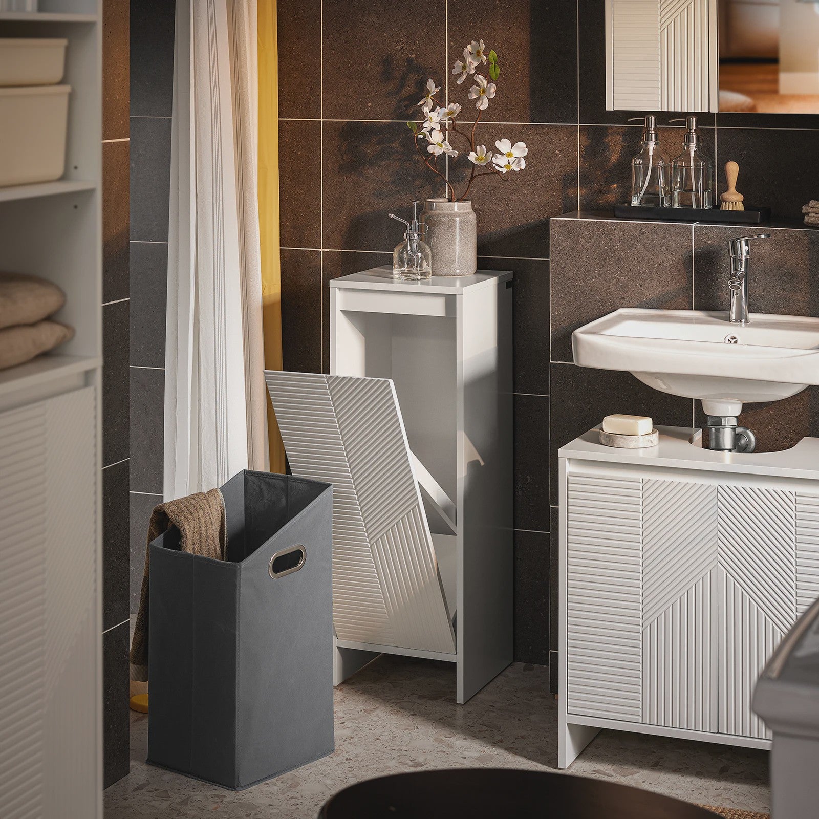 SoBuy Witte Wasgoedkast met Uitklapbare Waszak - Stijlvolle Badkamer Opberger