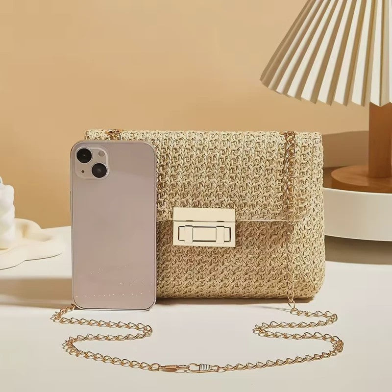 Stijlvolle Strooien Crossbody Tas met Gouden Kettingband - Perfect voor Dag en Avond