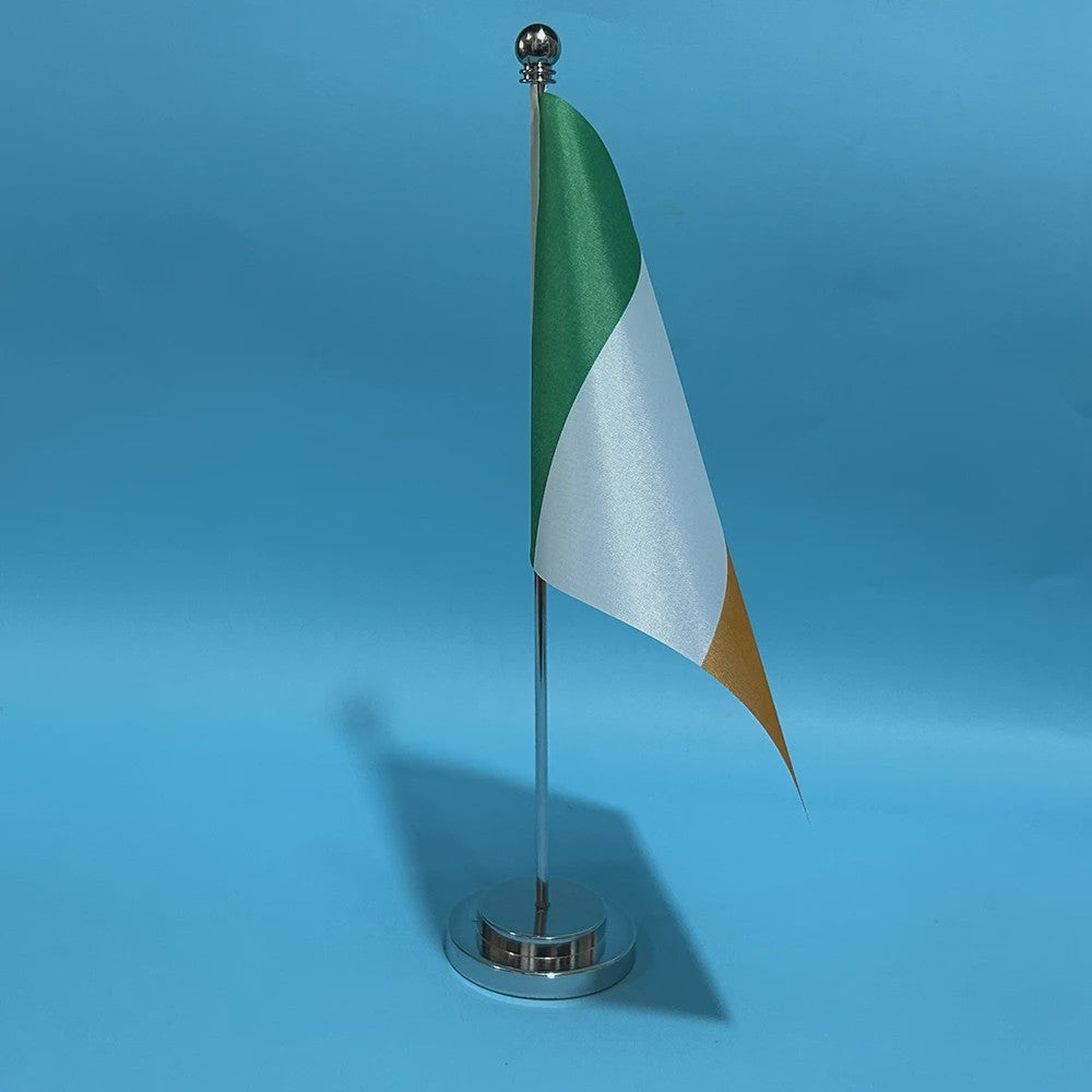 Ierse Bureauvlag 14x21cm - Polyester Vlag van Ierland voor Bureau Decoratie