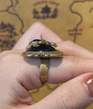 Vintage Goudkleurige Ring met Bij en Zwarte Steen - Romantisch Juweel