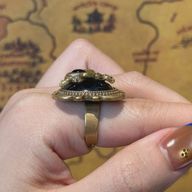 Vintage Goudkleurige Ring met Bij en Zwarte Steen - Romantisch Juweel
