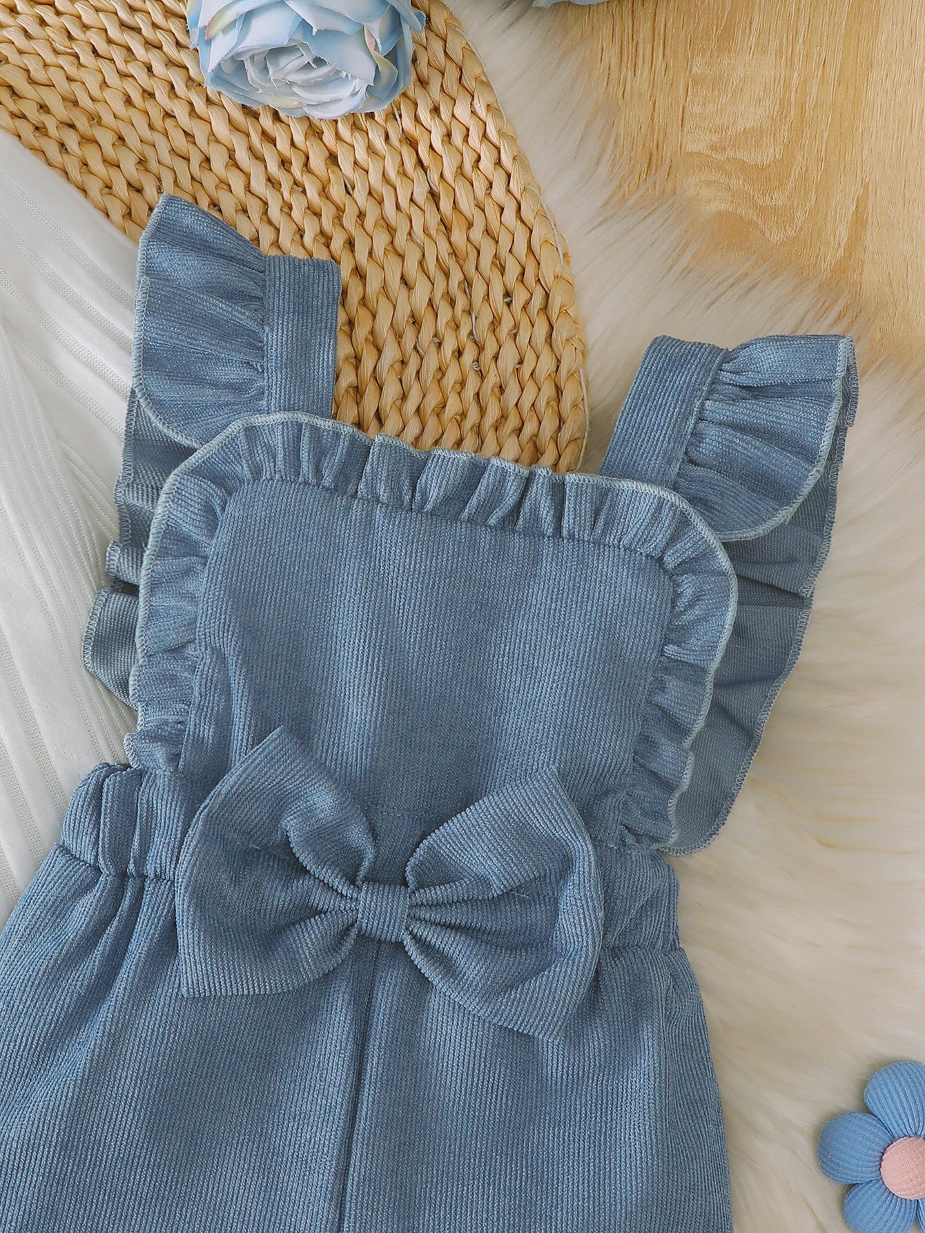 Schattige Baby Outfit: Witte Lange Mouwen Top met Blauwe Overalls en Strik