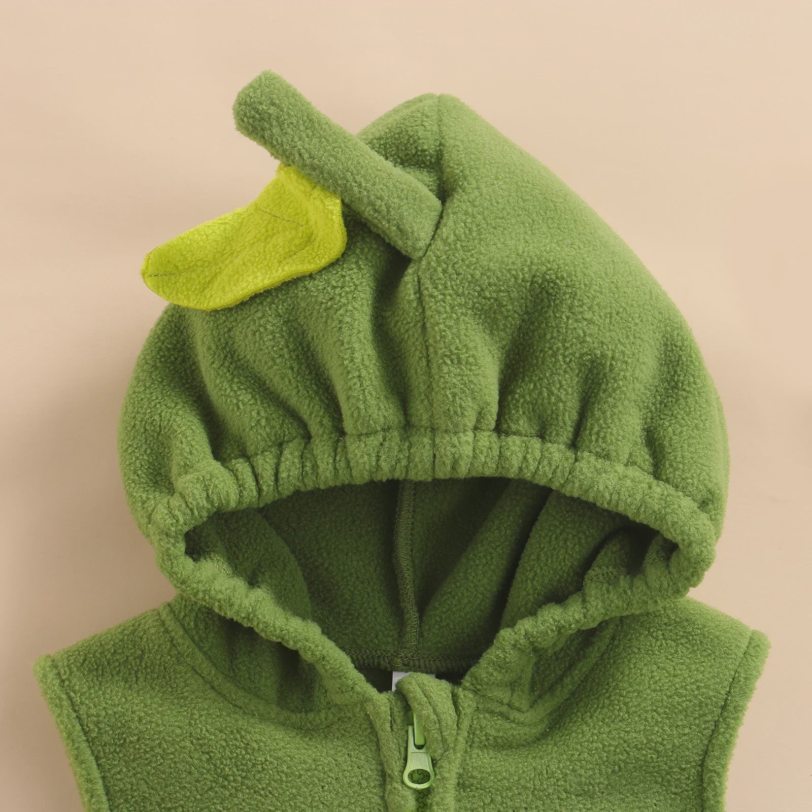 Schattige Avocado Romper met Capuchon en Gestreepte Sokken - Baby Halloween Outfit