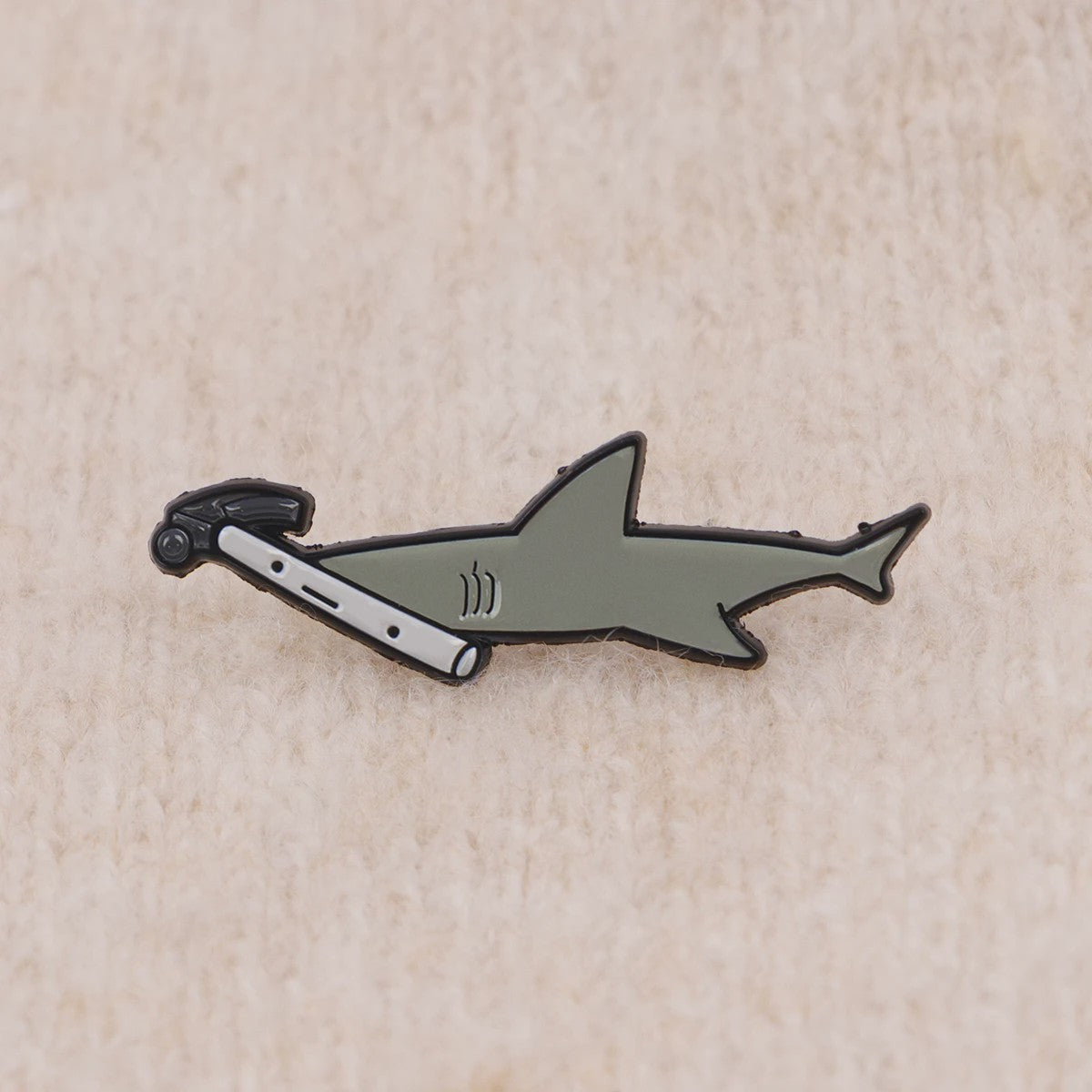 Grappige Haai Emaille Pin Broche - Unieke Accessoire voor Rugzakken, Tassen & Kleding