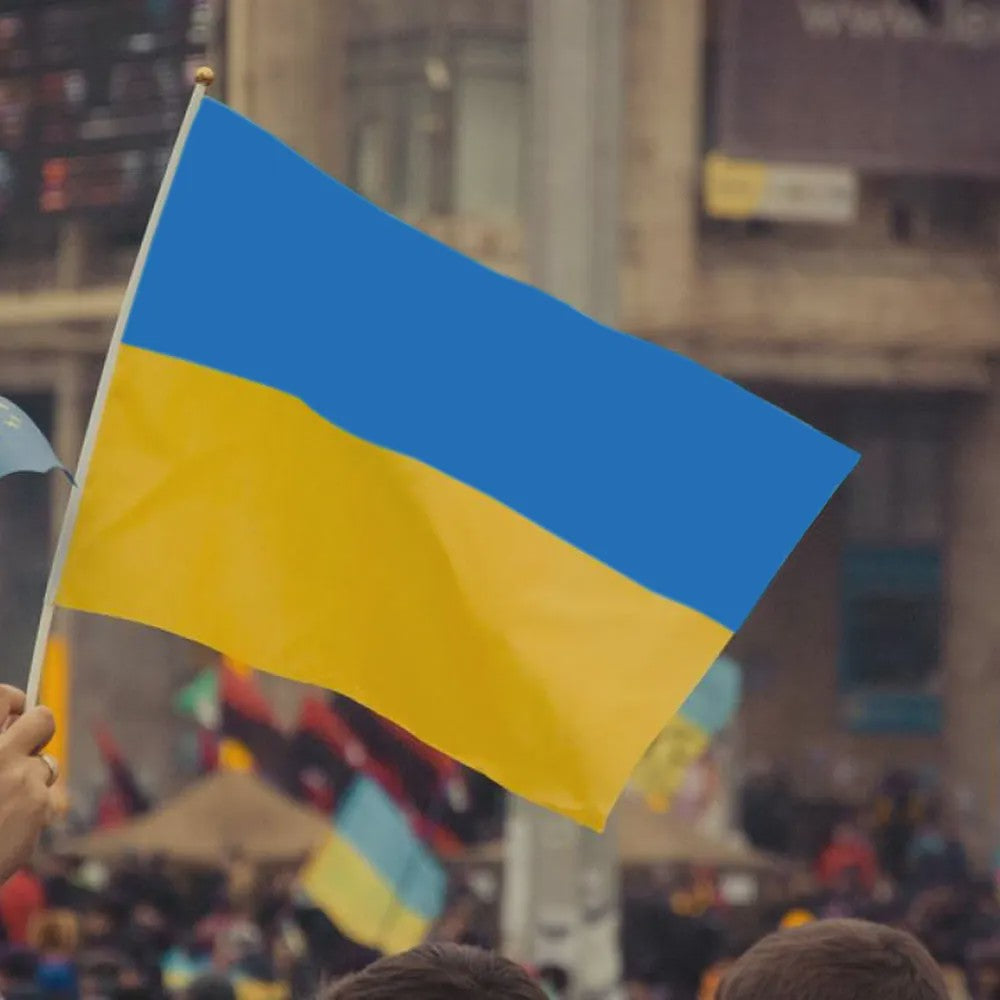 Ukraine Wapperende Handvlag 14x21cm met Witte Stok - Feestdecoratie & Evenementen