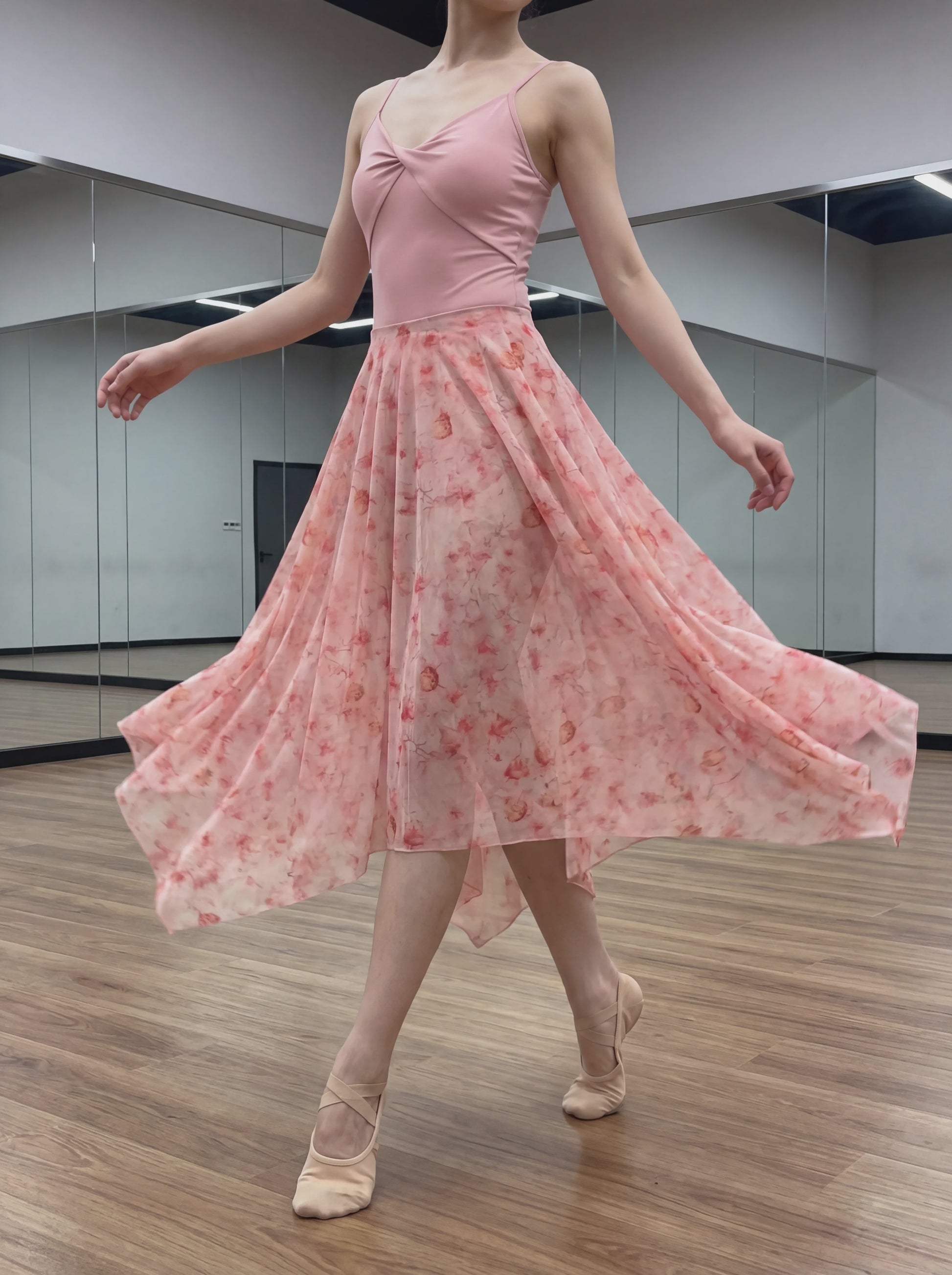 Lyrical Danskostuum Dames - Luchtig Mesh Jurk met Asymmetrische Zoom & V-hals