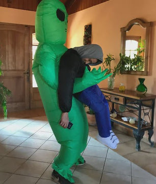 Opblaasbaar Buitenaards Kostuum - Groene Alien met Kind op Arm - Volwassen Feestkostuum