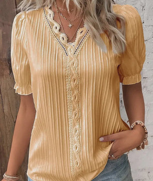 Zomerse Dames Blouse met V-hals en Kantdetails - Korte Mouwen