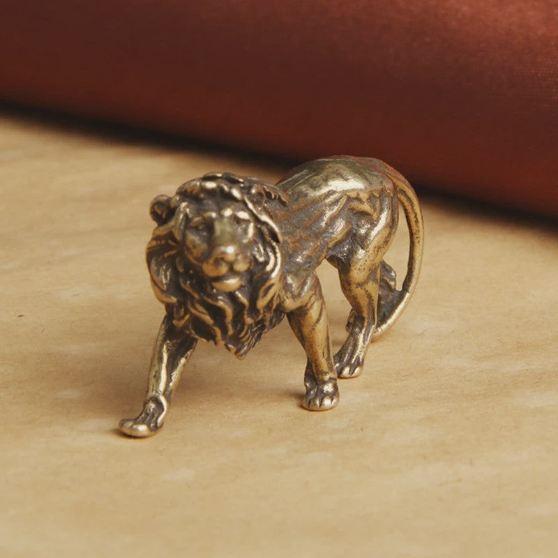 Majestueuze Miniatuur Leeuwenkoning - Vintage Koperen Beeldje voor Bureau & Huisdecoratie