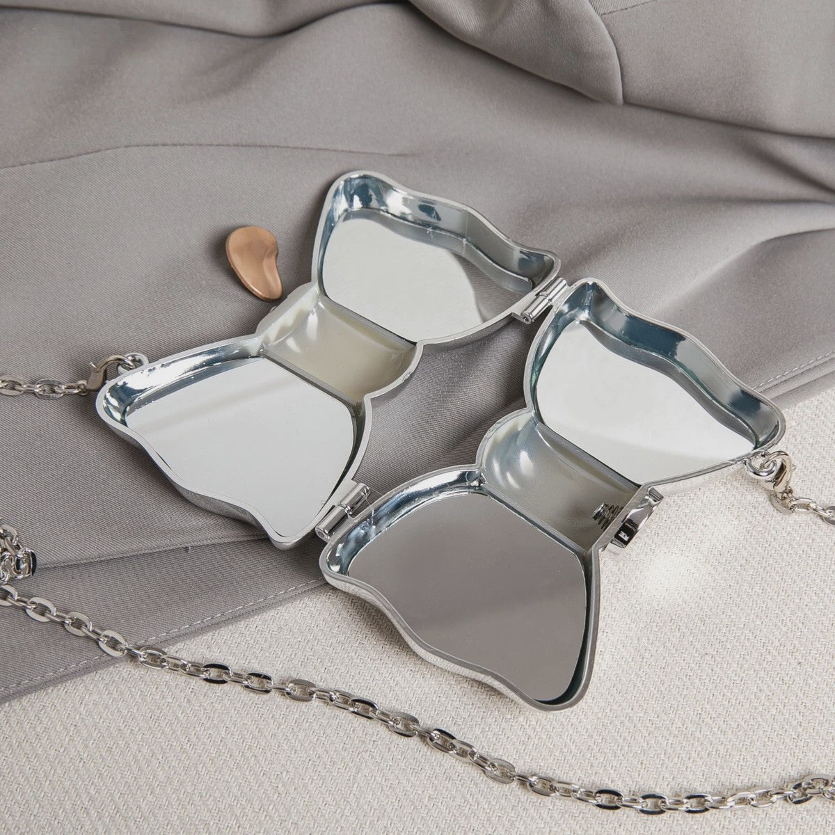 Luxe Strik Handtas van Metaal met Ketting - Speelse Crossbody Tas